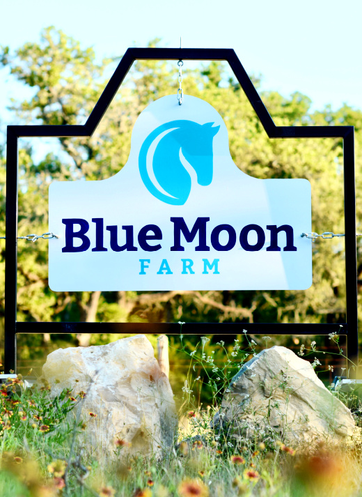 El letrero de Blue Moon Farm en la entrada de la instalación.