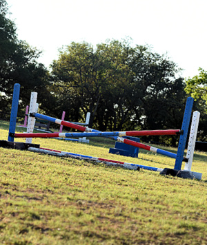 Equipo de salto colocado en un campo de entrenamiento.